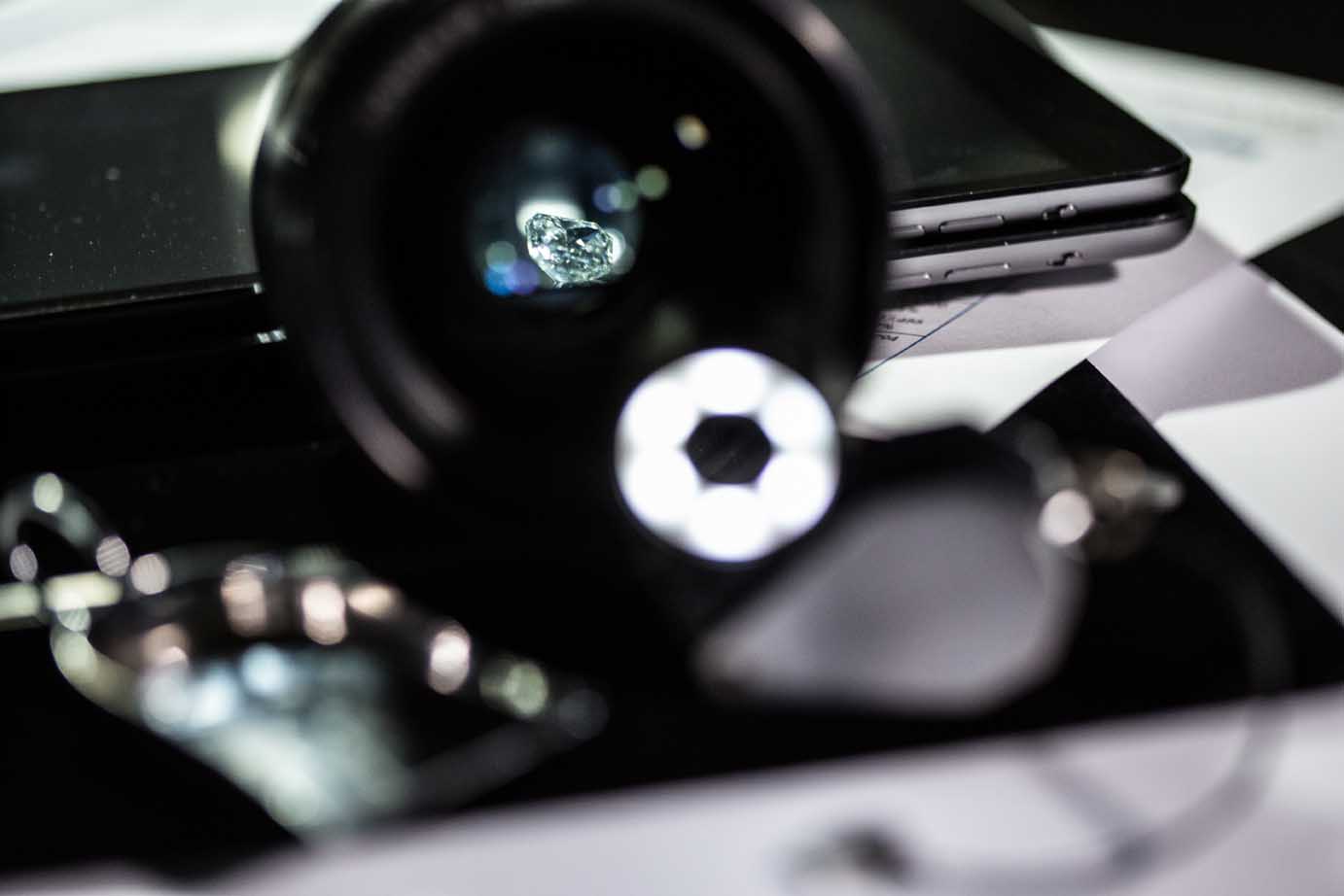 Observation et contrôle d’un diamant à la loupe dans un atelier de joaillerie à Paris