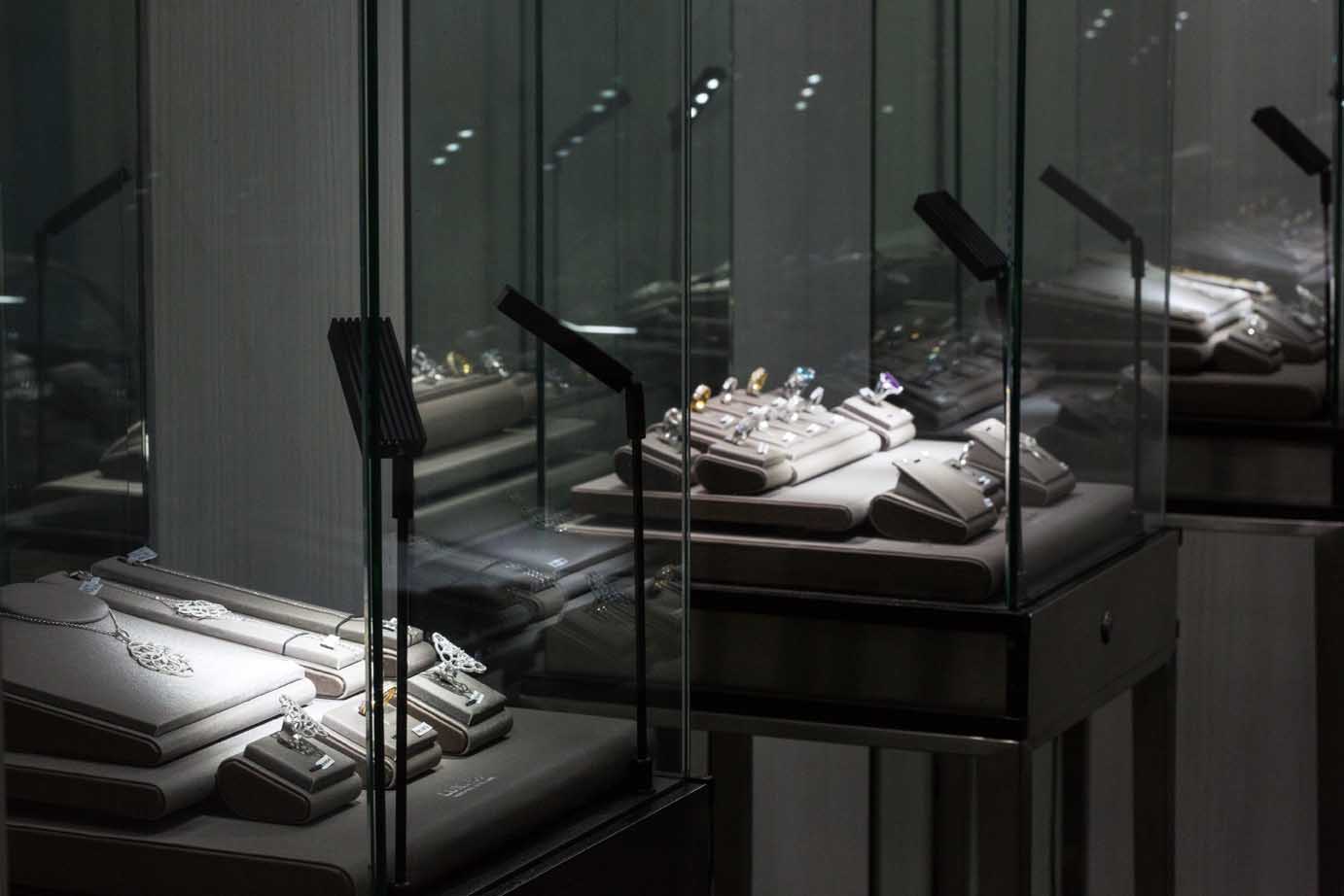 Bijoux et créations joaillières présentés dans l’atelier Larry Cohen à Paris